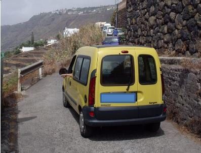 Un verano más, el Ayuntamiento de La Orotava abandona El Rincón y no pone soluciones a las colas, atascos y retenciones en el entorno del la playa del Bollullo