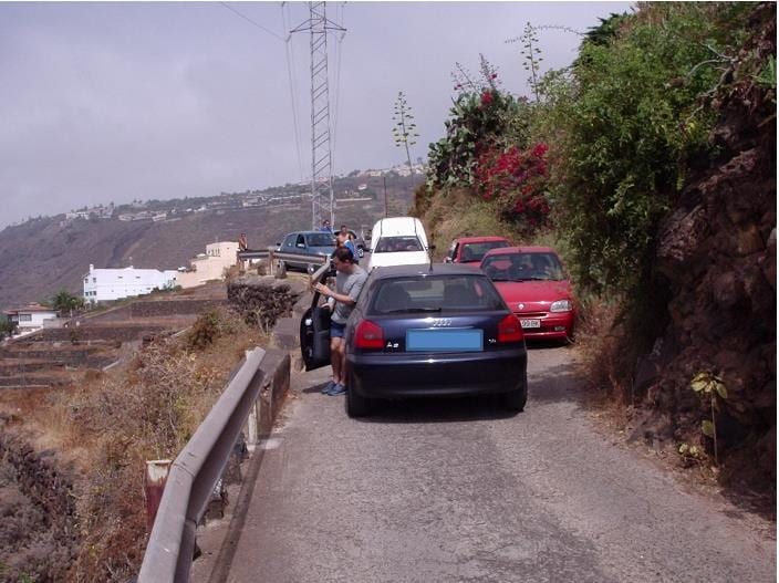 Un verano más, el Ayuntamiento de La Orotava abandona El Rincón y no pone soluciones a las colas, atascos y retenciones en el entorno del la playa del Bollullo
