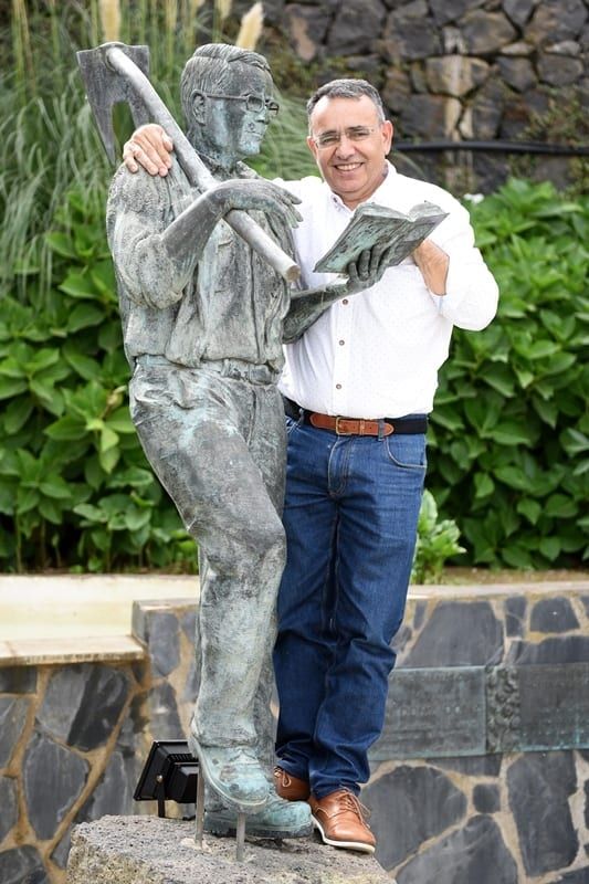 Juan Dóniz, que trabajó para Apymevo mientras era concejal de Hacienda, se autoinauguró una estatua de sí mismo en el núcleo poblacional de Benijos. La estatua está ubicada en un plaza llamada “Plaza Juan Dóniz, el concejal”. Foto: Sergio Méndez, Diario de Avisos