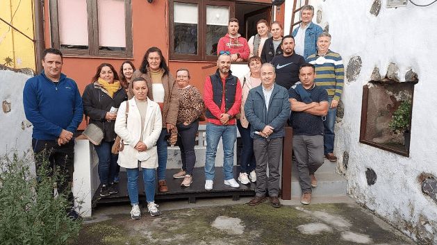 La Mesa en Defensa de La Papa del País invitó desde las primeras reuniones a Asamblea por La Orotava, únicamente como papel testimonial y para ayudar a comprender a las vecinas y vecinos que participan en la Asamblea la dimensión, las causas y las posibles soluciones al problema de la papa. Más tarde, se fueron incorporando partidos políticos. En la foto, detrás y a la izquierda, Aída Salazar, portavoz de la Asamblea en Ayuntamiento de La Orotava, con la Mesa de la Papa.