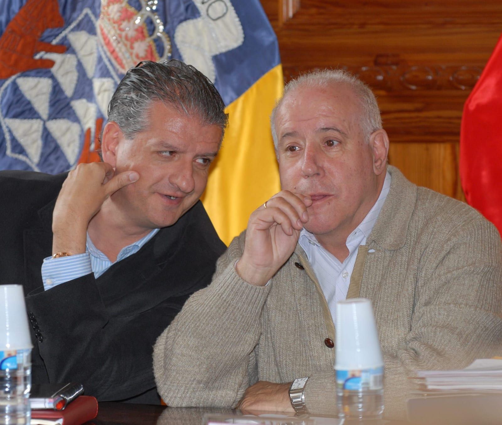 A la derecha, el excalcalde de La Orotava, Isaac Valencia, conocido como ‘Saso’; a la izquierda, el actual alcalde, Francisco Eulogio Linares, conocido en La Orotava como ‘Lini’. Imagen: archivo Diario de Avisos