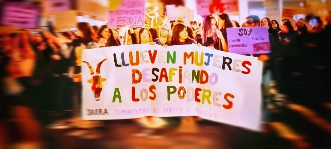 El colectivo JAIRA: feministas del norte de Tenerife marchando por las calles de la capital dutante la manifestación del 8M